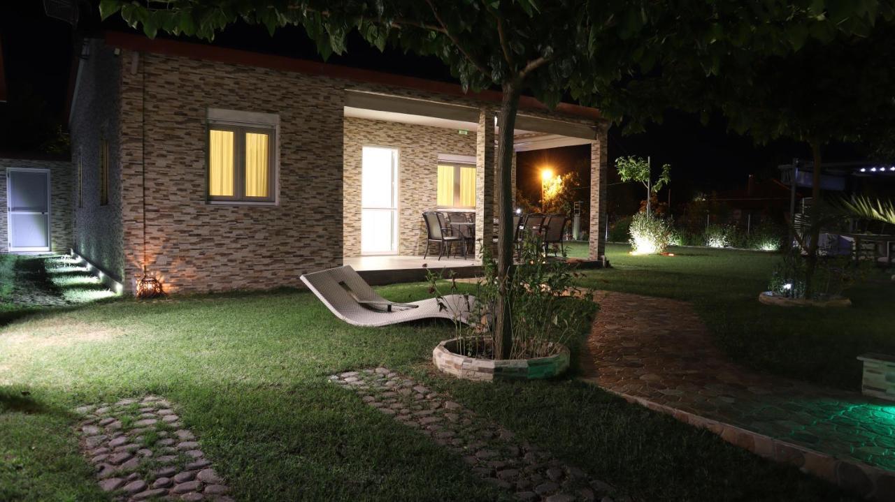 Costa Petra - Luxury Seaside Cottage With Garden - Vacation House For Families In Greece Nea Mesagkala Exterior photo