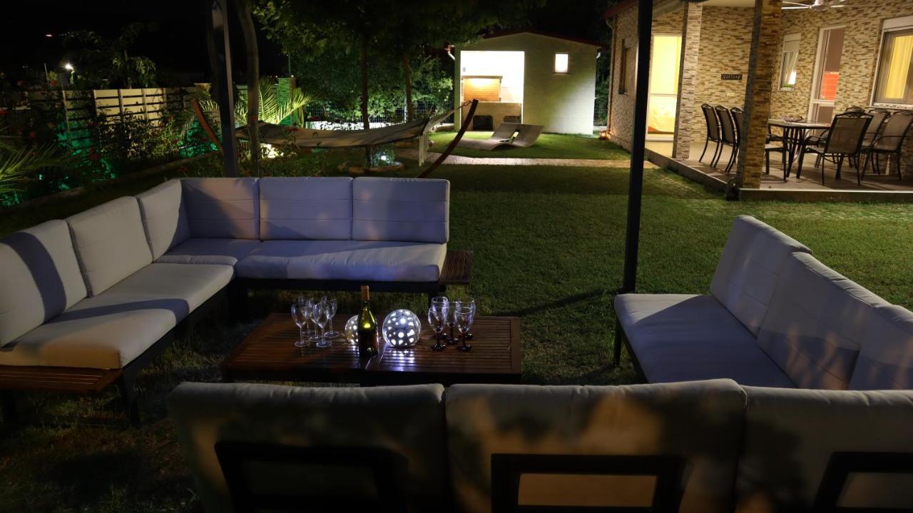 Costa Petra - Luxury Seaside Cottage With Garden - Vacation House For Families In Greece Nea Mesagkala Exterior photo